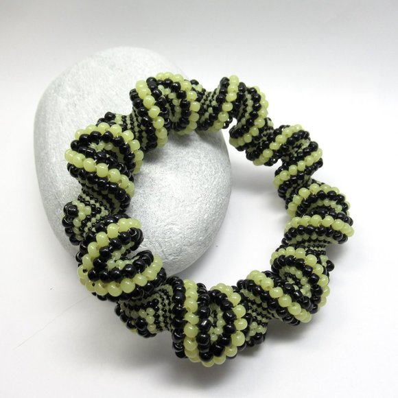 Uranium glass Beadwoven Cellini Bangle - Picture 7 of 14